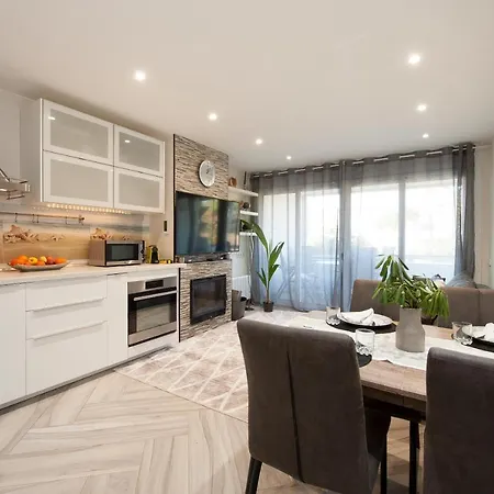 Luxury Beachfront דירה *